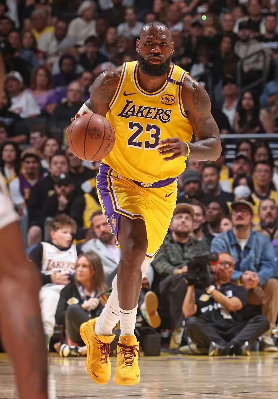 詹姆斯连续十二场比赛得分超过惊险取胜，巴塞罗那挑战极限！的简单介绍-九游在线官网